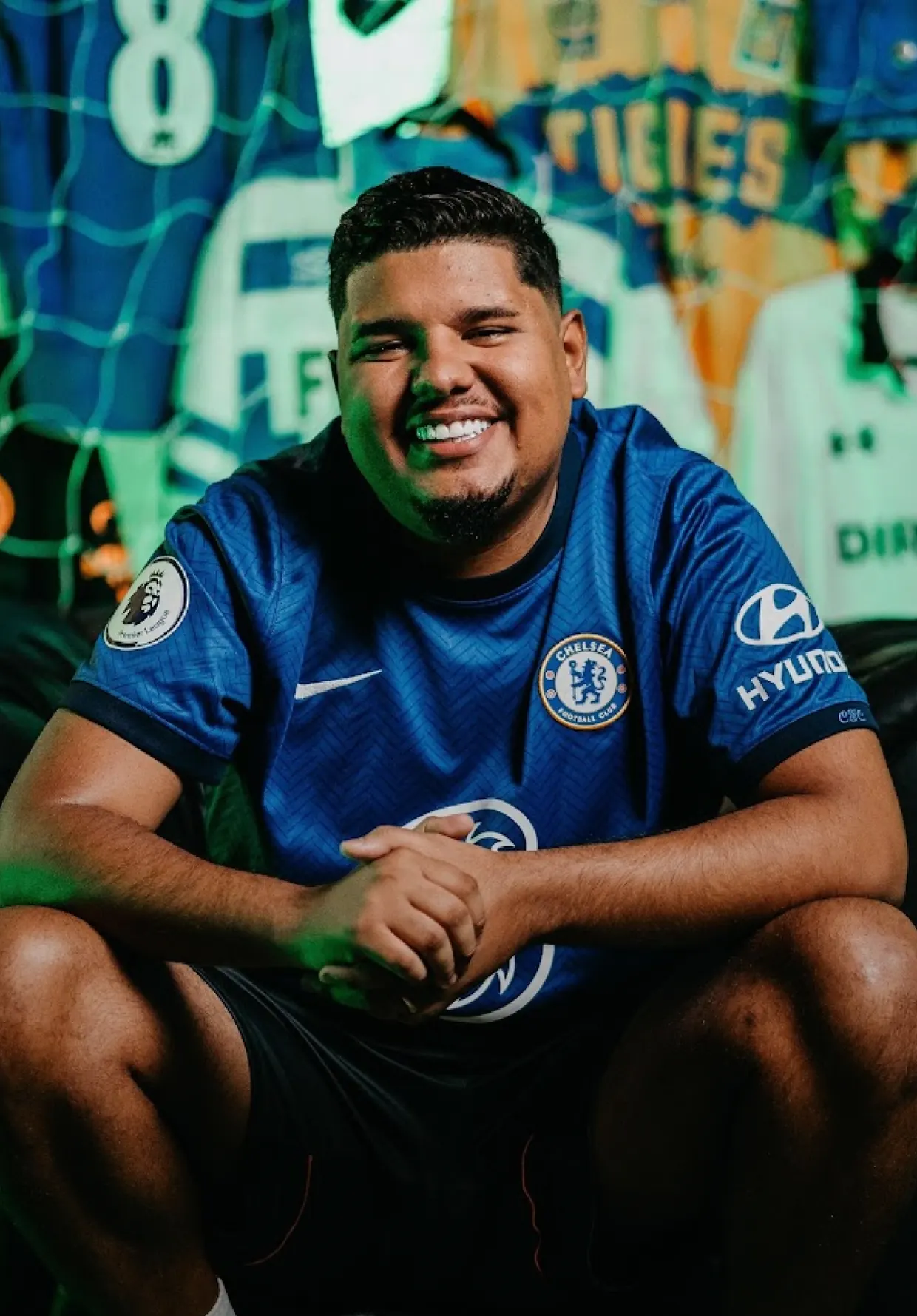 Lucas Tylty com a camisa do Chelsea